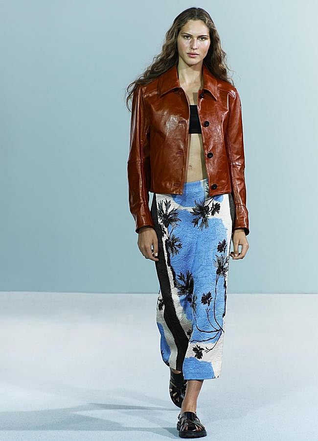 Imagen - Chaqueta de Zara combinada con falda en azul.