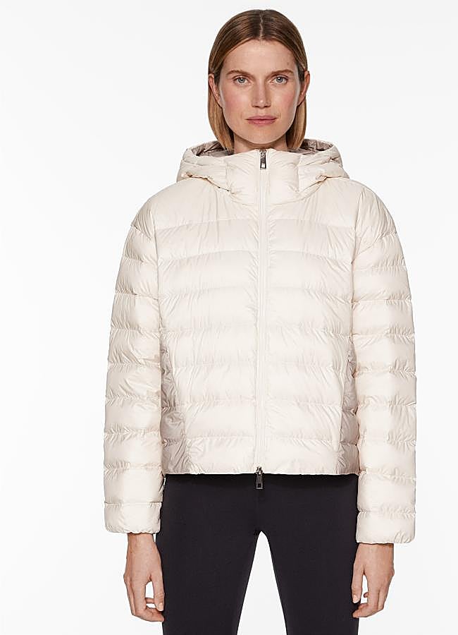 Imagen - Chubasquero ultra ligero en crudo de Oysho (69,99 euros).