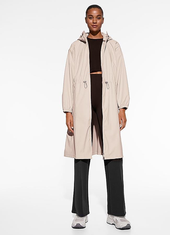 Imagen - Chubasquero ultra ligera de Oysho.