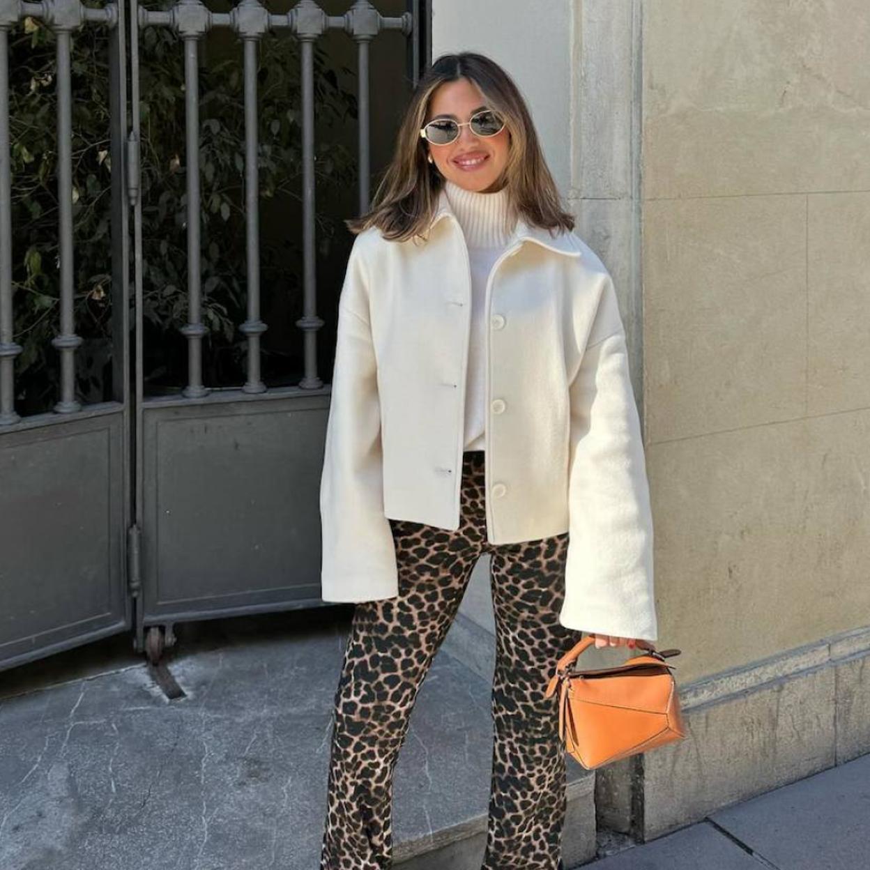 Influencer con look de pantalones animal print
