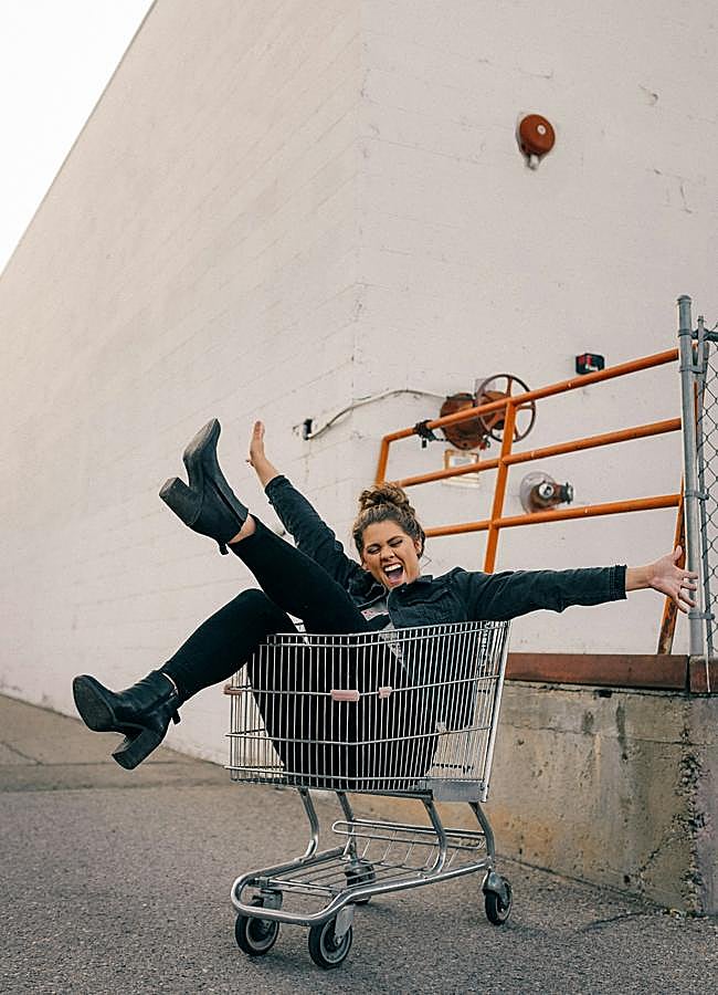 Imagen - La felicidad no es un estado permanente, sino que va fluctuando a lo largo de la vida. / Foto de Karsten Winegeart en Unsplash.