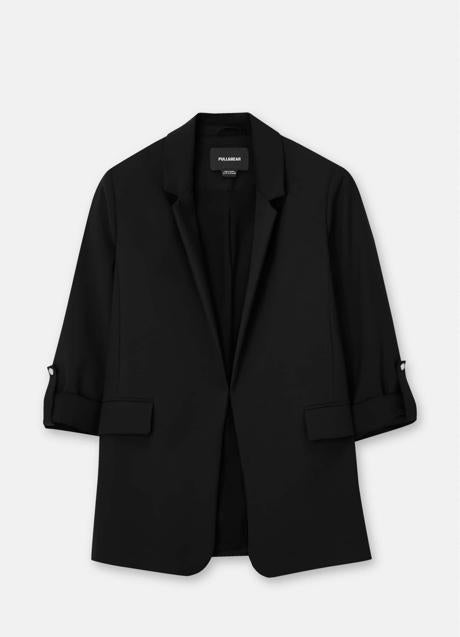 Imagen - Americana con las mangas enrolladas de Pull & Bear (29,99 euros)