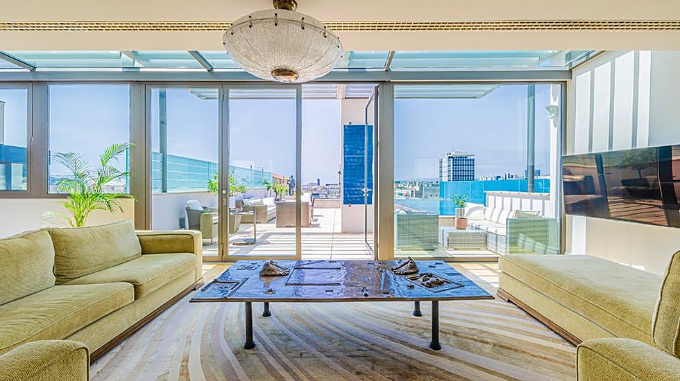 El salón se abre a la imponente terraza con vistas y piscina privada.