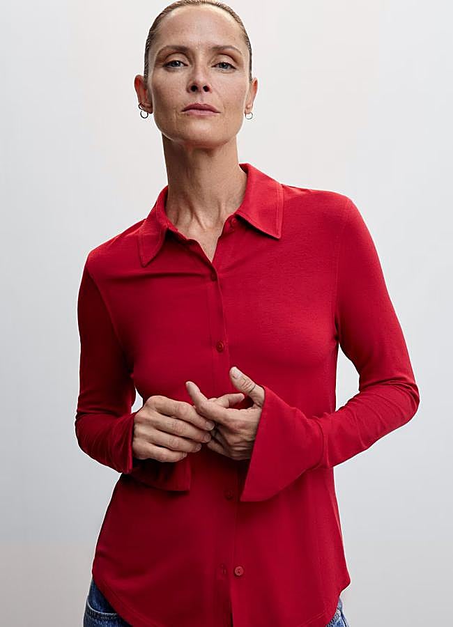 Imagen - Camisa fluida en color rojo de Mango Outlet.