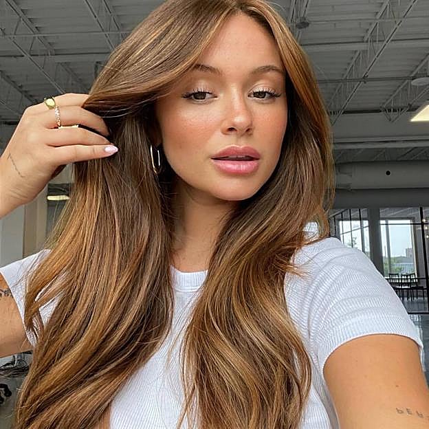 Influencer con pelo sano, brillante y suave por tratamiento de colágeno para el pelo en peluquería