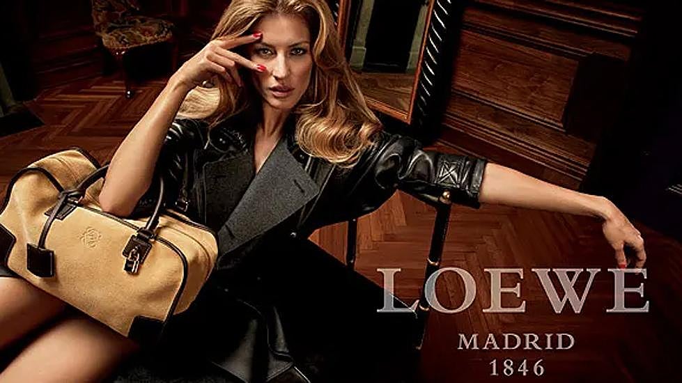 Gisele Bundchen con un bolso Amazona en la campaña de Loewe de 2009.