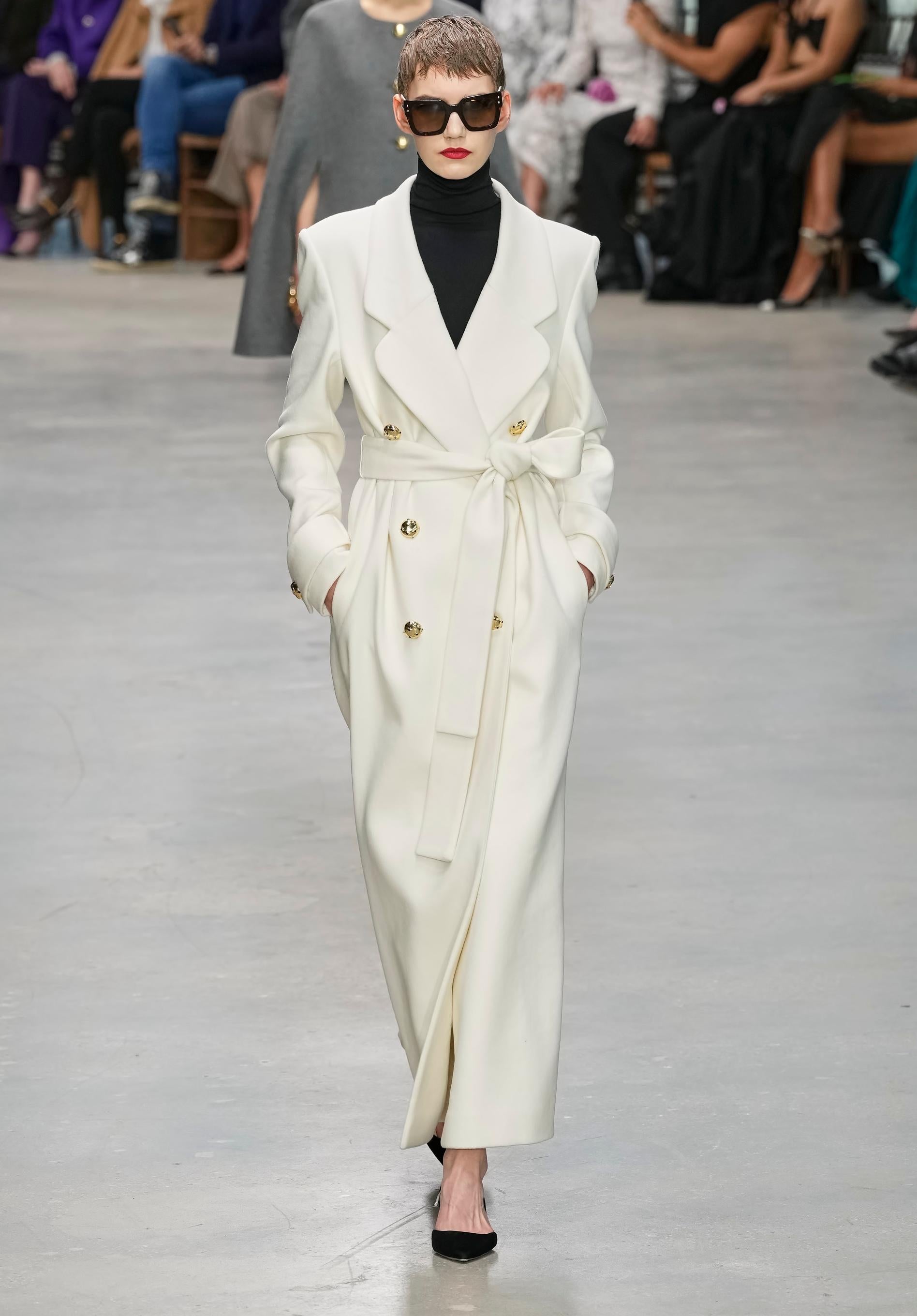 Look en blanco y negro del desfile de Carolina Herrera en la Semana de la Moda de Nueva York. 