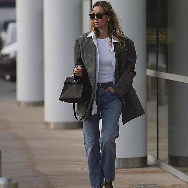 Look con camisa blanca abierta y blazer masculina
