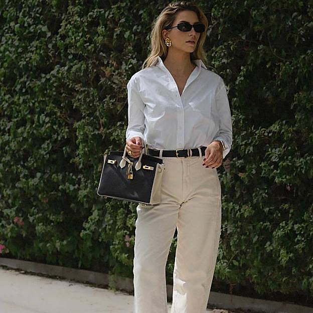 Look con camisa blanca y pantalón beige al estilo Old Money