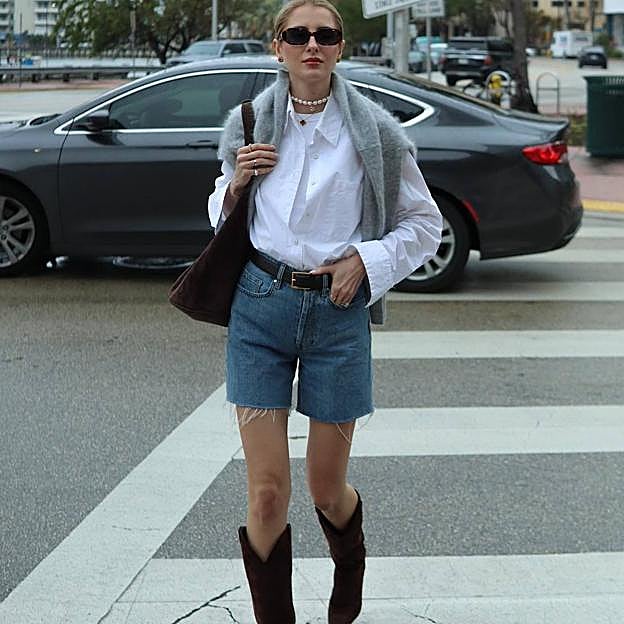 Look con camisa blanca y bermudas vaqueras
