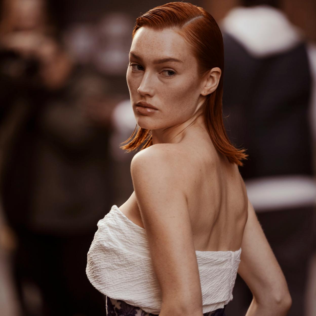 Mujer con look elegante