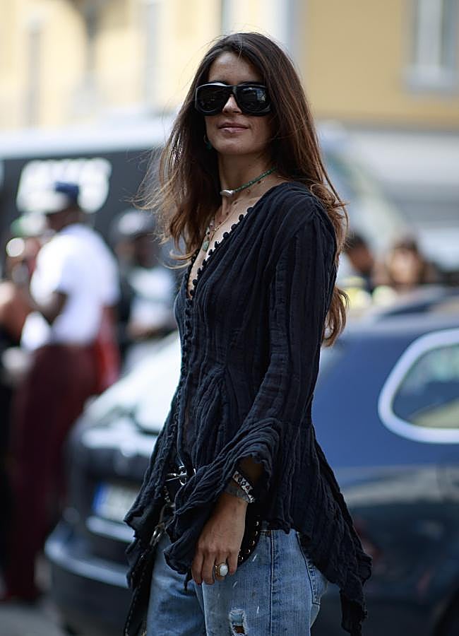 Imagen - Una mujer con vaqueros y blusa romántica en color azul marino. Foto: Launchmetrics spotlight