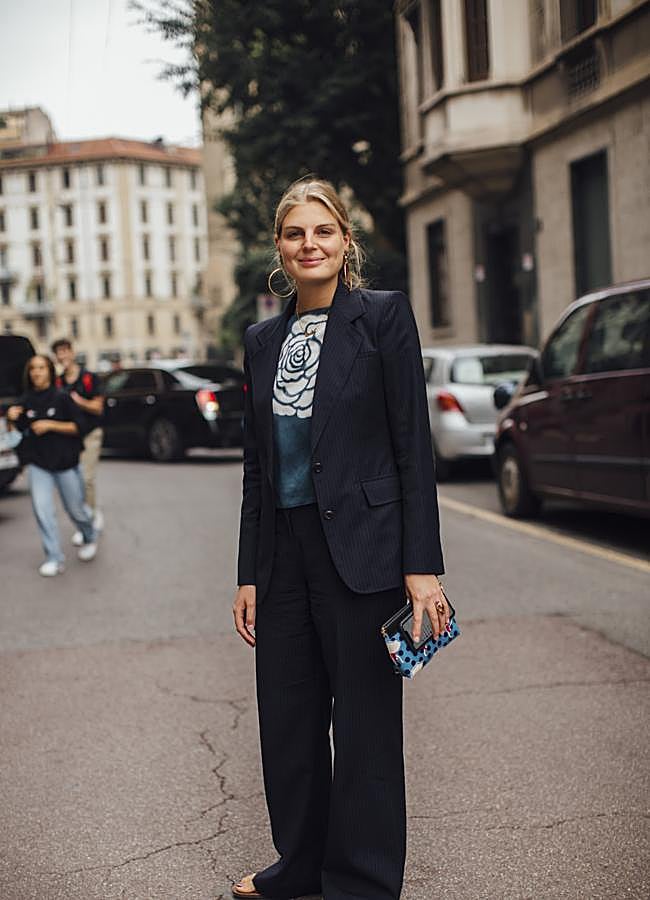 Imagen - Una mujer con chaqueta de rayas diplomática en azul marino. Foto: Launchmetrics spotlight