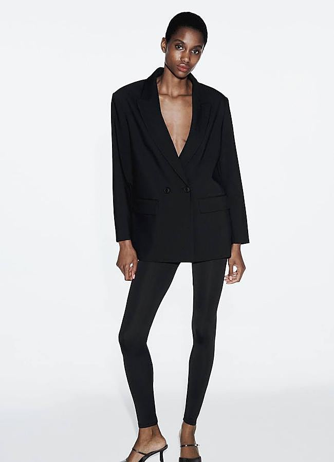 Imagen - Conjunto monocromático negro con blazer y leggings