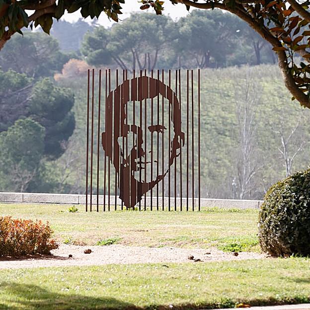 La escultura del rey Felipe en los jardines de Zarzuela. 