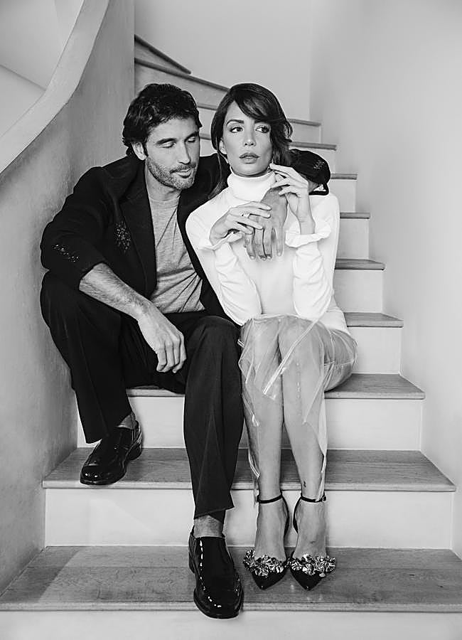 Imagen - Álex lleva americana y pantalones de Hermès, jersey de Cruciani para Yusty y mocasines de Givenchy. María, jersey, braguita y falda transparente, de Simorra; y collar, pulsera y salones de Isabel Marant. Fotografía: Ana Abril / Estilismo: María Monreal.