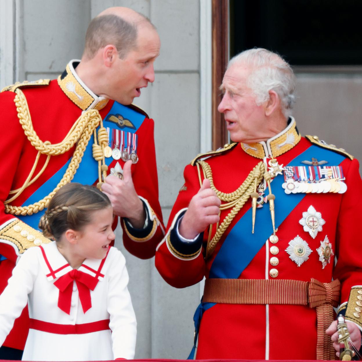 El príncipe Guillermo y su padre, el rey Carlos III, discuten en el famoso balcón de Buckingham Palace. en presencia de Carlota. 