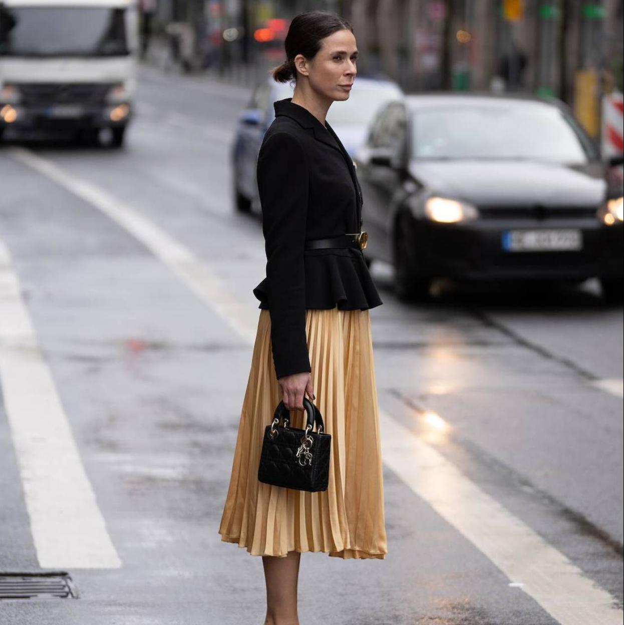 Influencer con blazer elegante