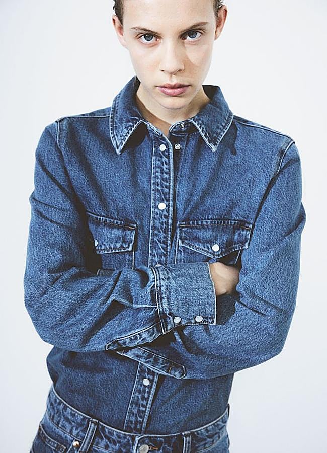 Imagen - Camisa denim en azul oscuro de H&M.