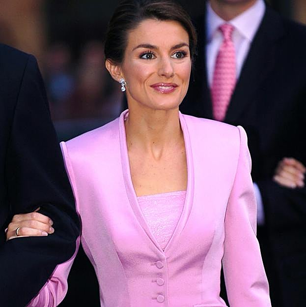 La reina letizia, de rosa, en la boda de Fernando Gomez Acebo y Mónica Martín Luque.