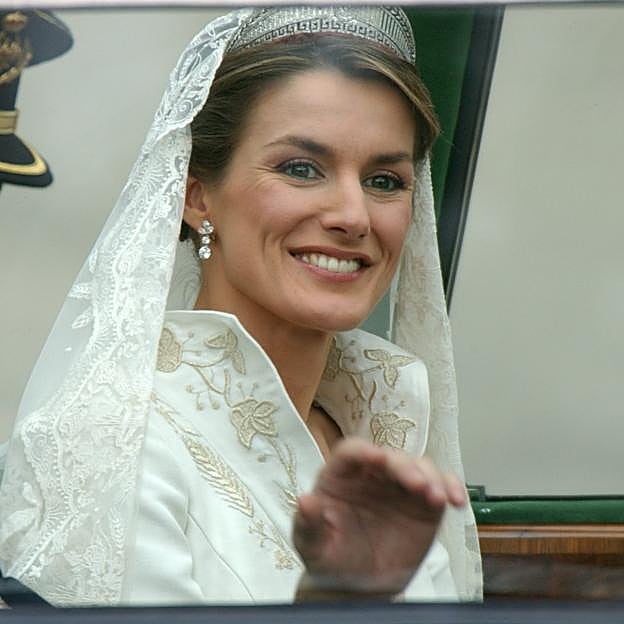 LA reina, eldía de su boda, con los pendientes nupciales.