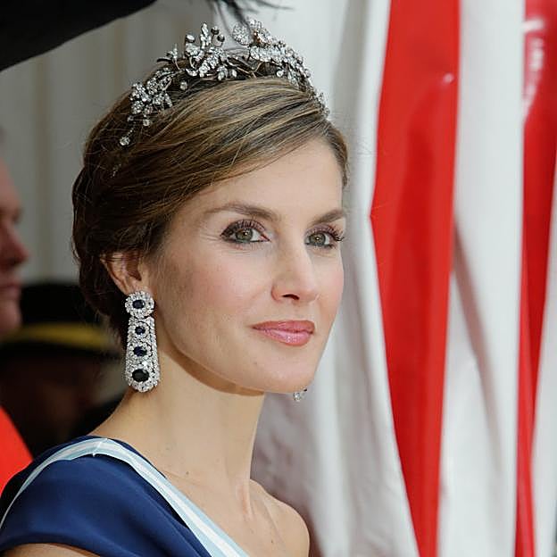 La reina, con lospendeinets de zafiros en tamaño XL.