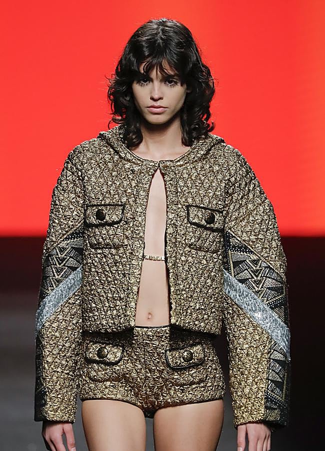 Imagen - Una modelo con flequillo Birkin en el desfile de Custo.