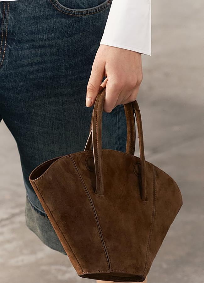 Imagen - Bolso mini en ante y color marrón de Zara.