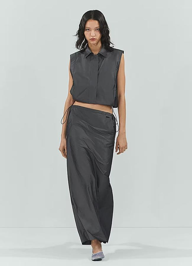 Imagen - Chaleco y falda de parachute: chaleco 39,99 euros y falda 39,99 euros.