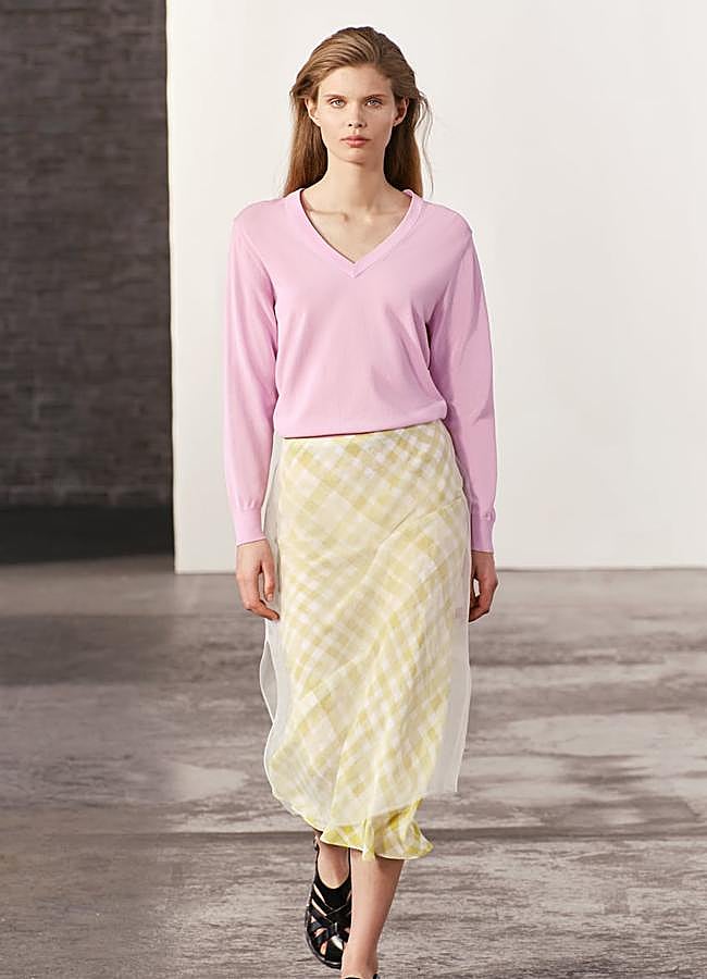 Imagen - Jersey finito en color rosa y cuello pico de Zara.