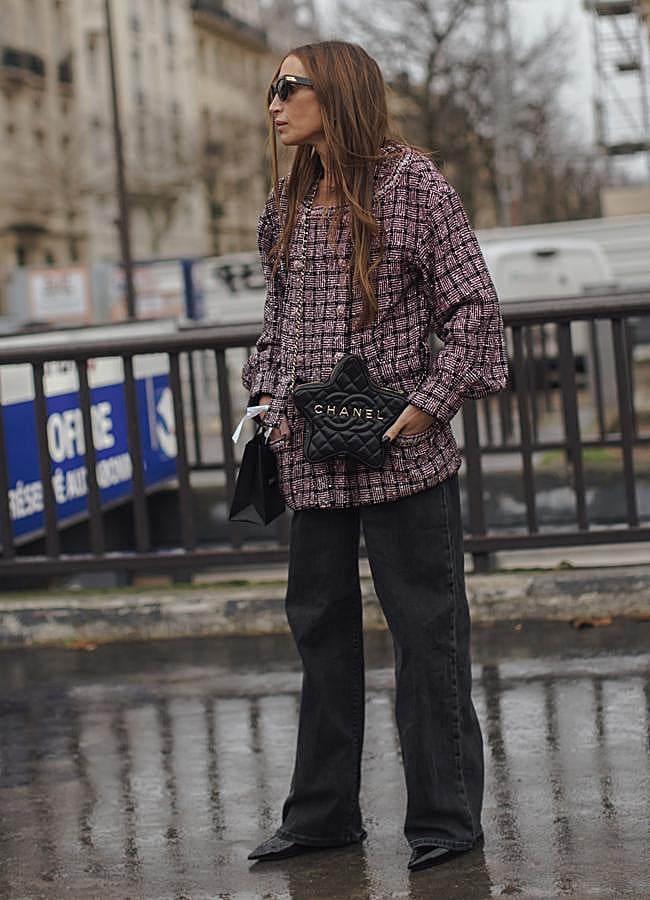 Imagen - Look con chaqueta de tweed y vaqueros negros. FOTO: Launchmetrics Spotlight.
