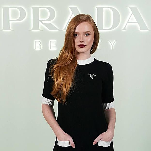 Abbey Cowen con tono de pelo cobrizo caramelo