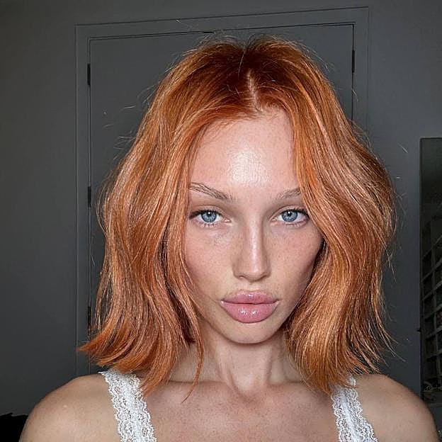 Meredith Duxbury con pelo cobrizo rojo brillante