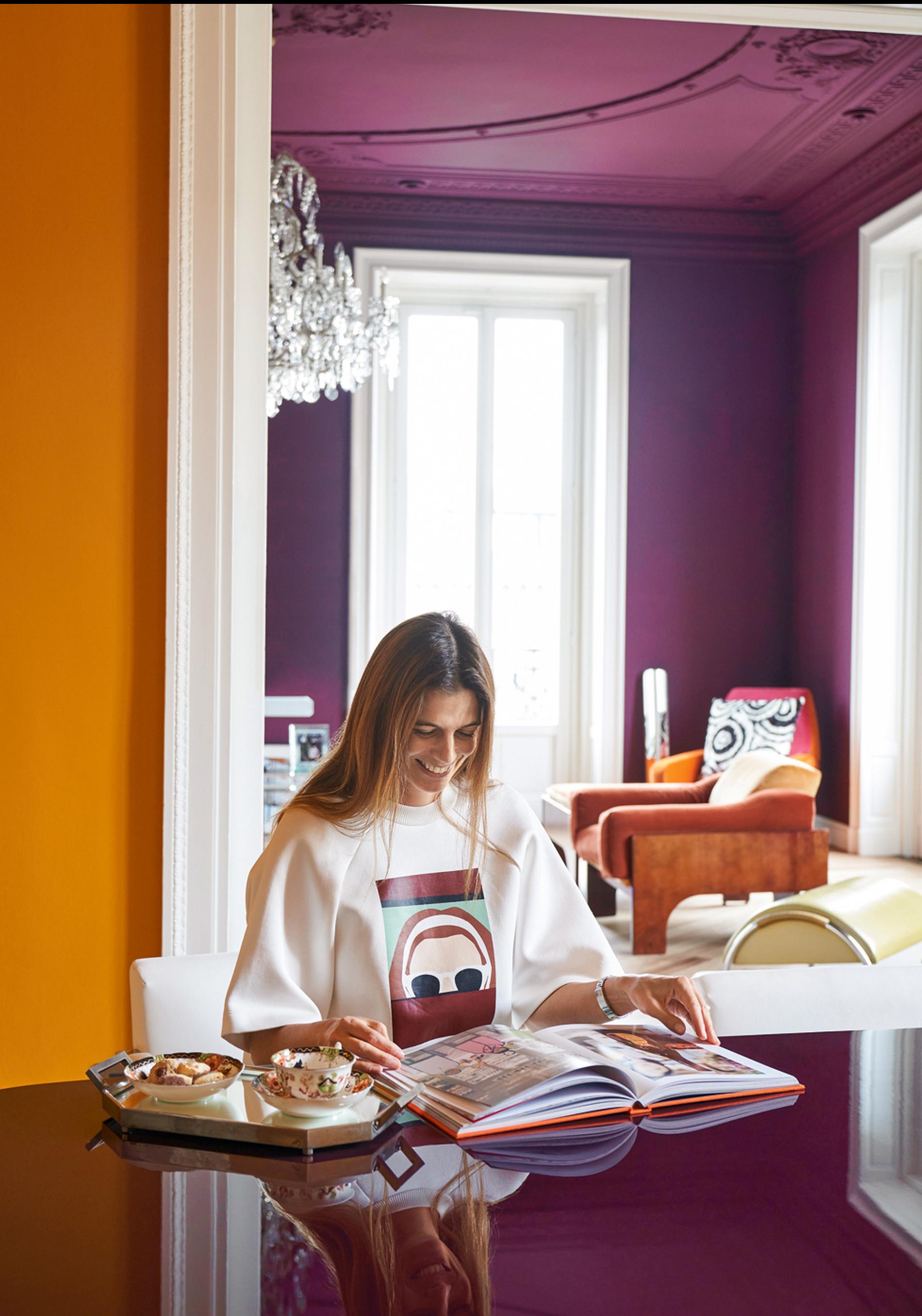 La diseñadora Carolina Castiglione en uno de los rincones de la casa: «No busco piezas de diseñador, lo que me interesa es la conexión con los objetos», explica.