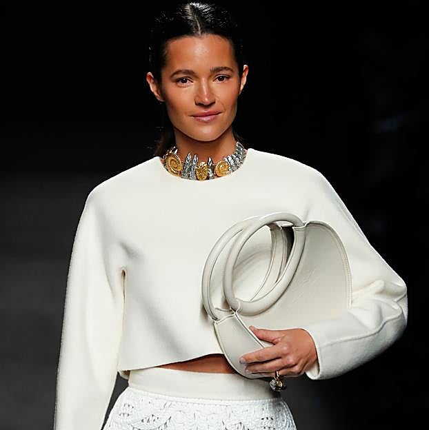 Imagen principal - Las modelos con el bolso de Simorra.