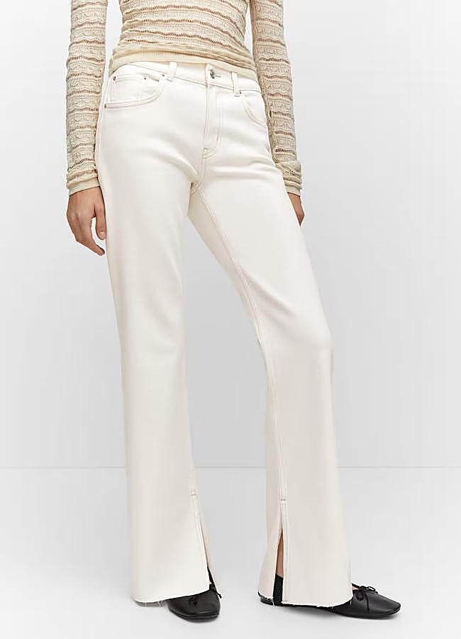 Imagen - Vaqueros split en color blanco roto de Mango (19,99 euros).