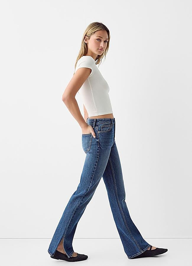 Imagen - Vaqueros split en azul medio de Bershka.