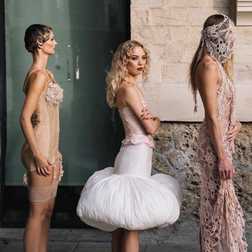 Imagen secundaria 1 - Imagen de desfile de Molly Goddard, para esta primavera; de Les Fleurs Studio, para esta temporada; y vestido de Zara.