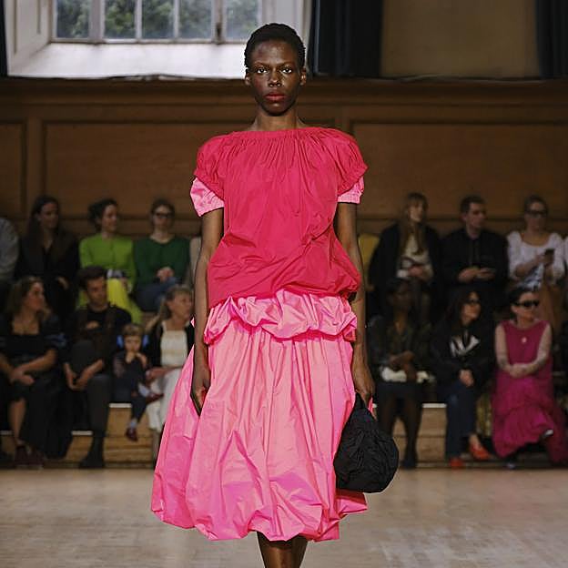 Imagen principal - Imagen de desfile de Molly Goddard, para esta primavera; de Les Fleurs Studio, para esta temporada; y vestido de Zara.