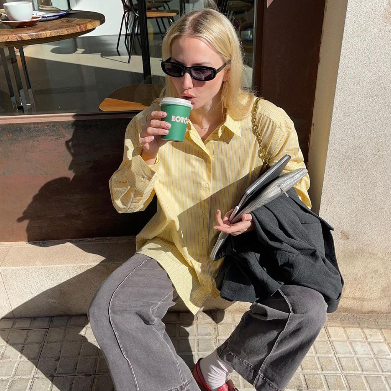 Una influencer con camisa de rayas de Zara.