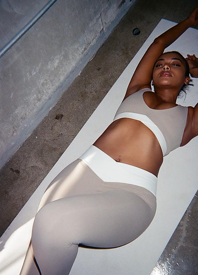 Imagen - Mujer haciendo ejercicio en una esterilla. / JOJA