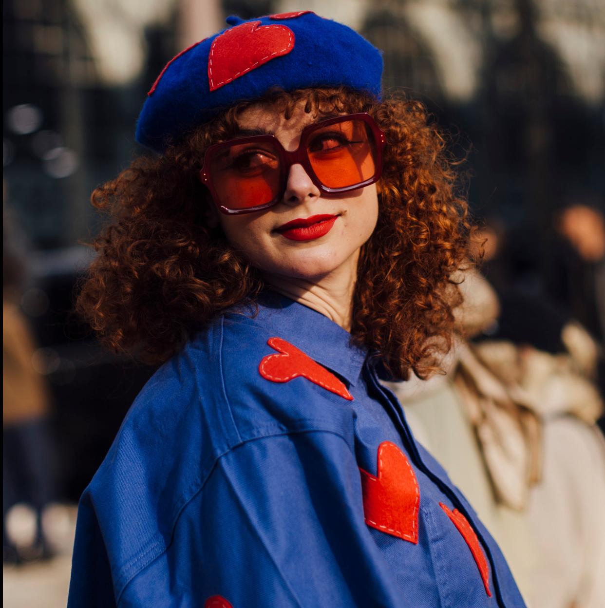 Mujer con pelo rizado