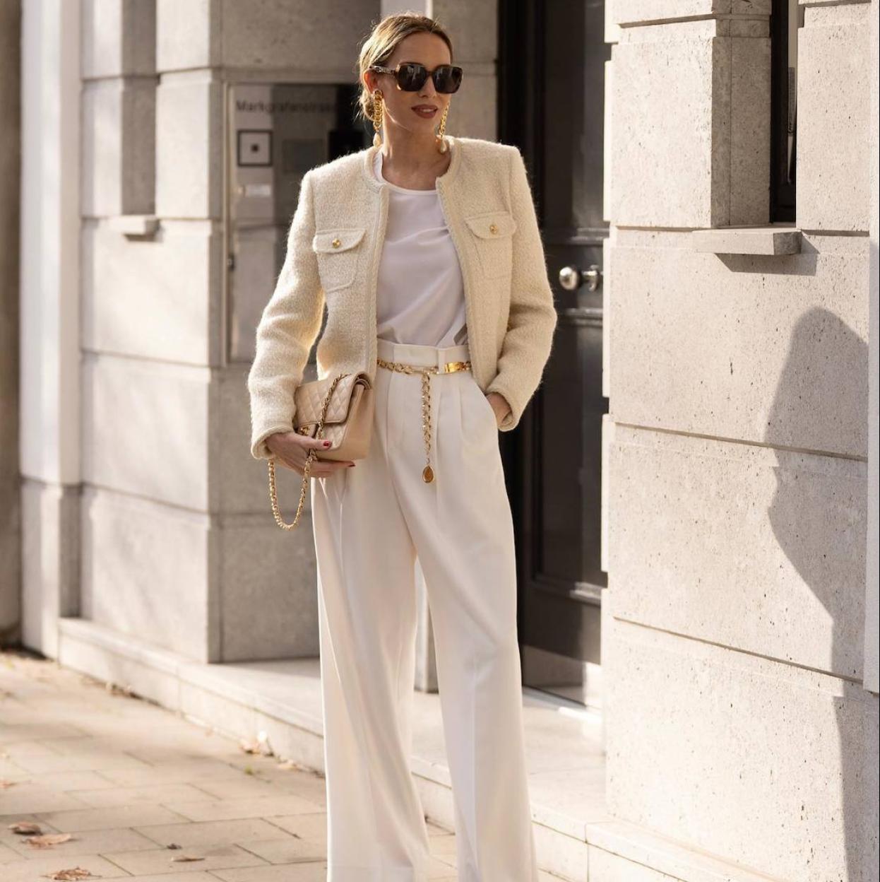 Influencer con look de básicos estilo clásico