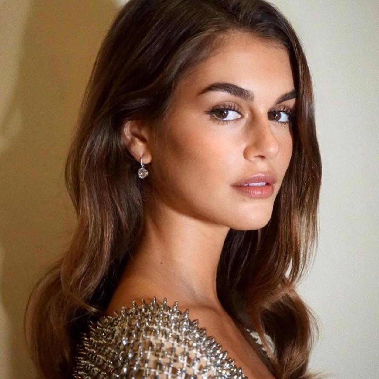 Kaia Gerber con maquillaje efecto bronceado natural