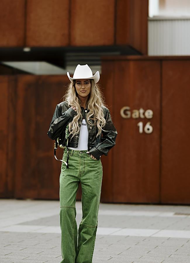 Imagen - Un look con pantalones en verde, camiseta básica y sombrero estilo cowgirl.Foto: Launchmetrics spotlight.