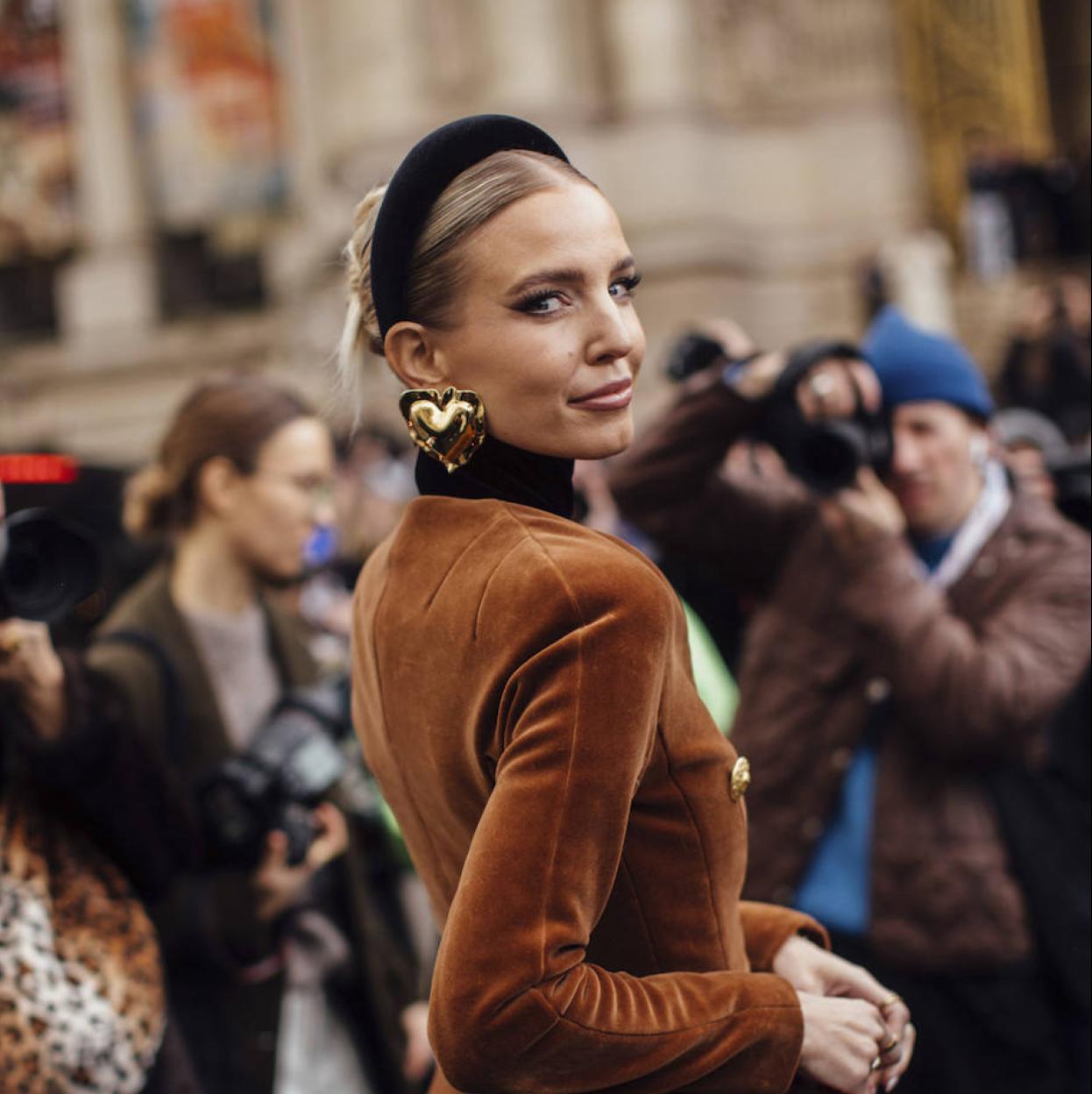 Influencer con look de maquillaje favorecedor