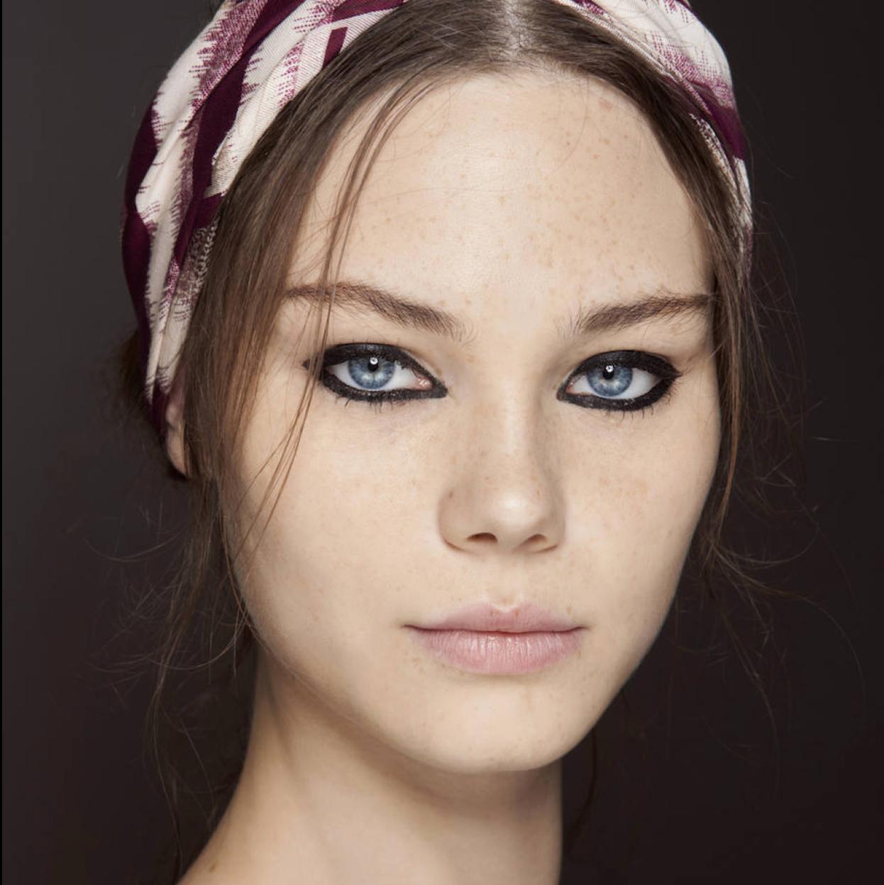 Modelo con delineado grunge