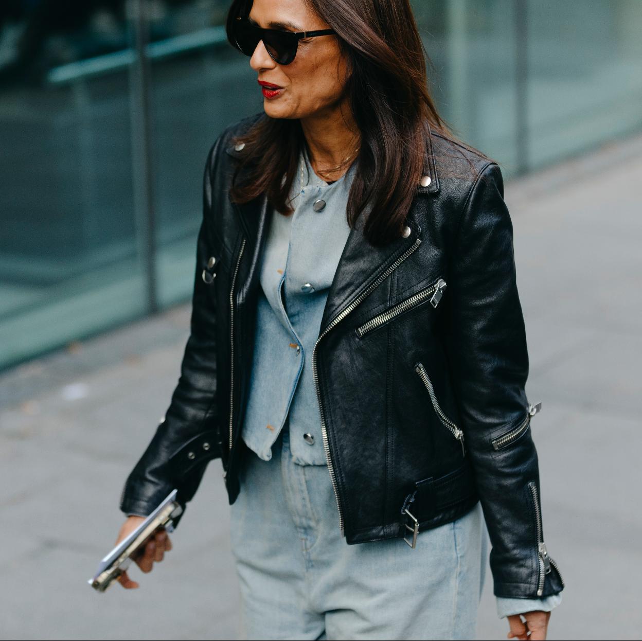 Un look con chaqueta de cuero.