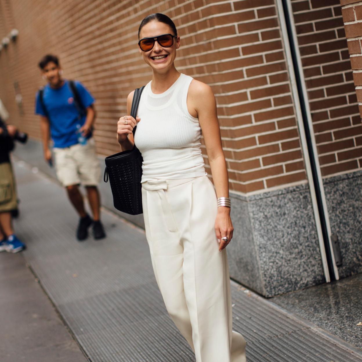 Una mujer con pantalones en blanco.