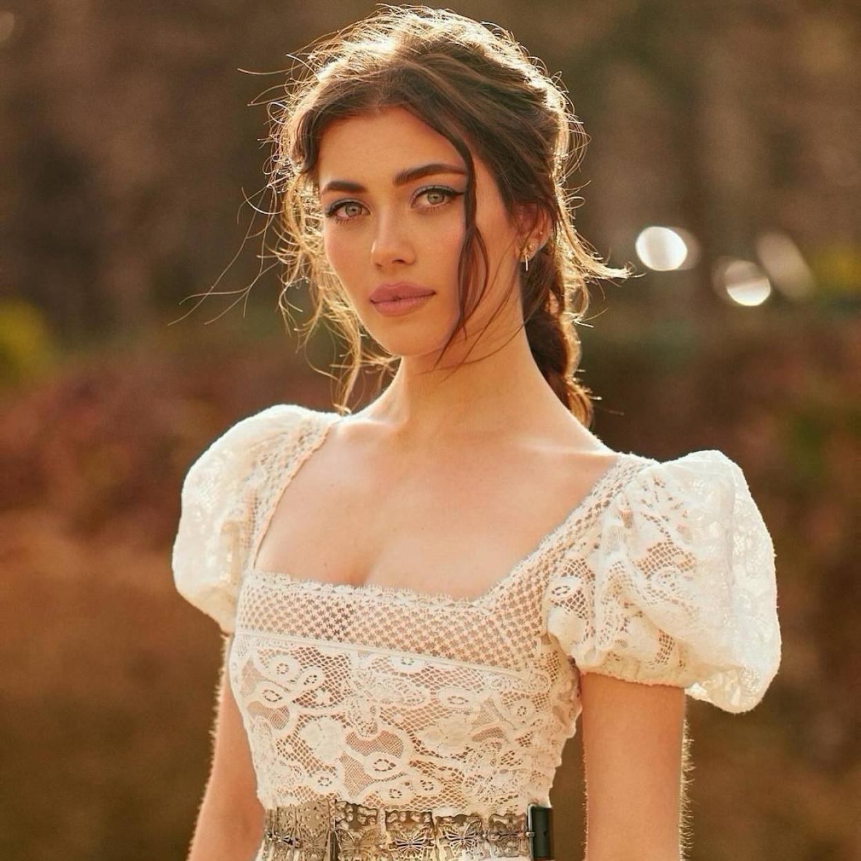 Influencer con vestido romántico